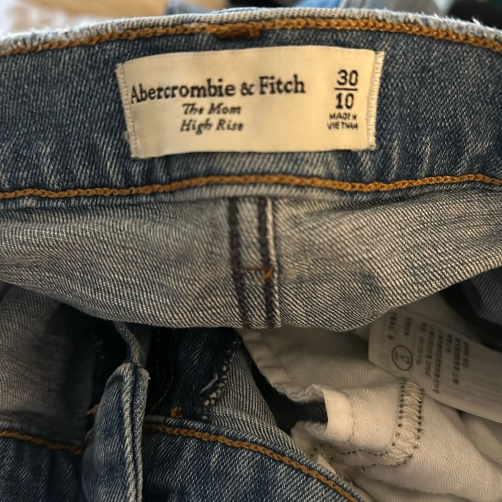 Abercrombie & Fitch The Mom High Rise 30/10, medium wash
